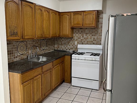 5th image of 2579 Young Ave #1