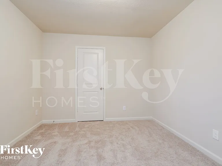 323 Darling Ln — Photo 13