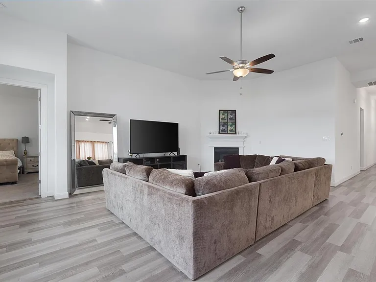 504 Pulitzer Dr — Photo 7