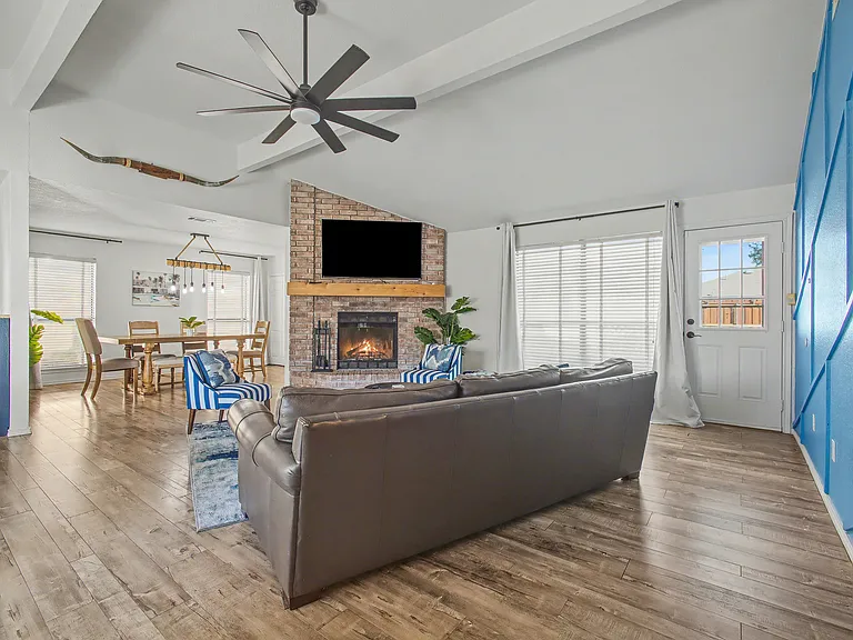 913 Sandhurst Dr — Photo 6
