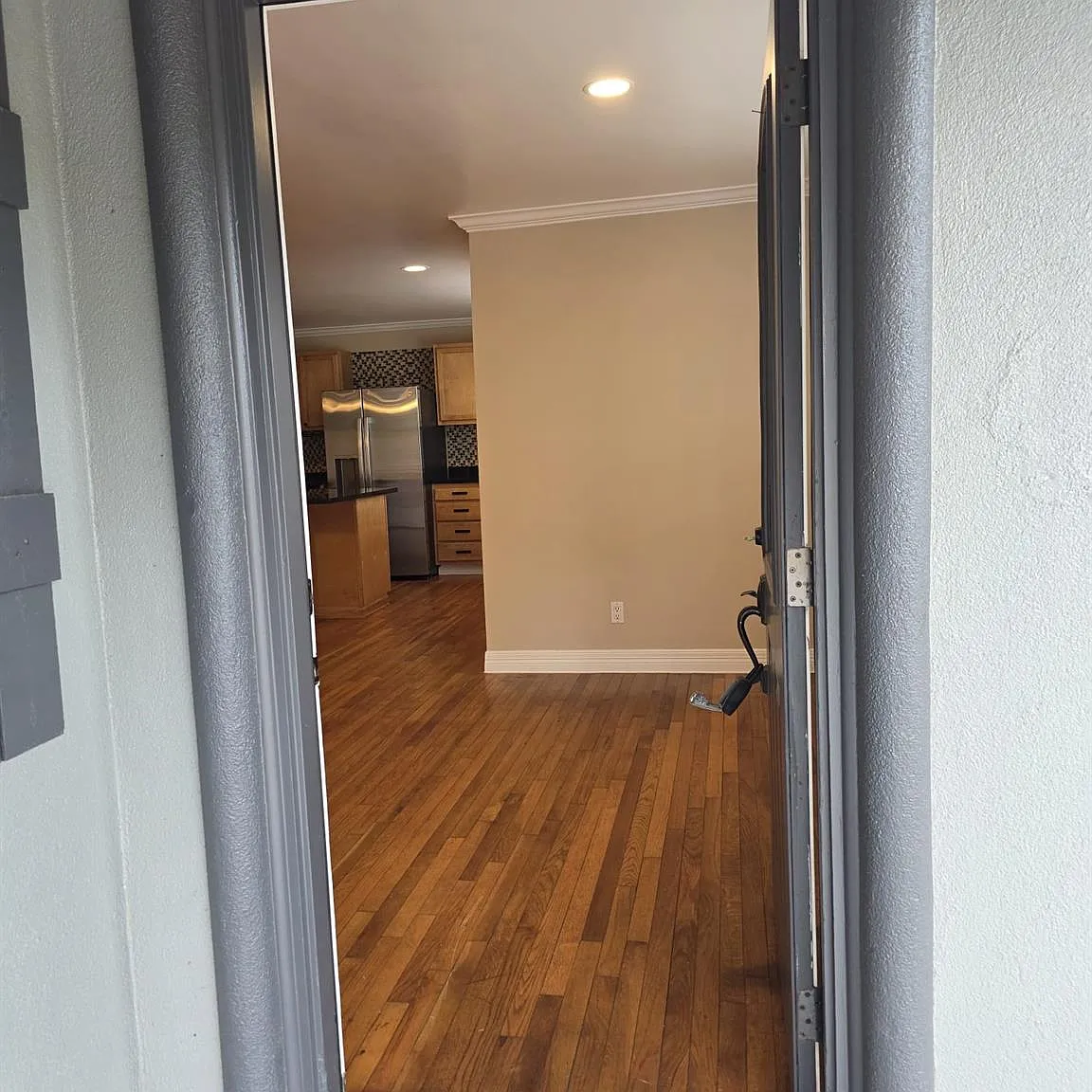3 bed, 2.0 bath, 2400 sqft, $2,400 — Photo 4