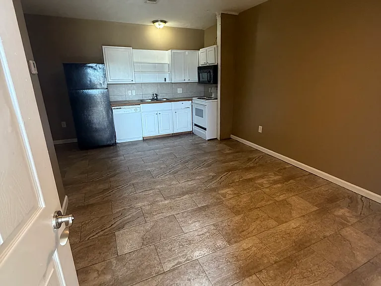 1265 Harkrider St #B — Photo 5