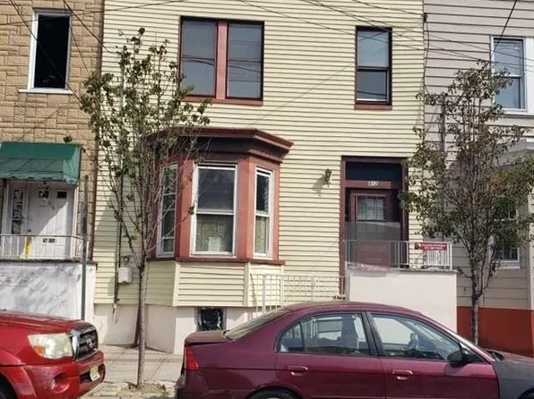 412 8th St, Union City, NJ 07087
