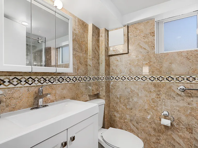 221 Lawrence St — Photo 12