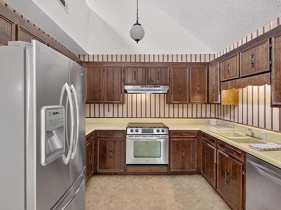 4th image of 9088 Val Del Rd