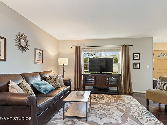 3rd image of 3S180 Brookside Ct