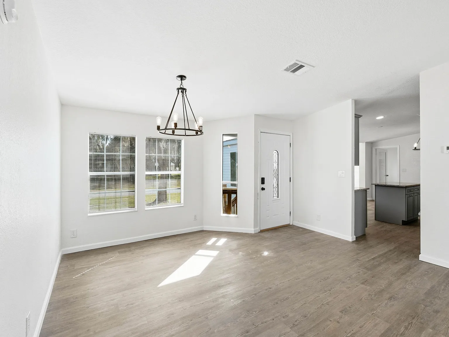 3 bed, 1932 sqft, $1,900 — Photo 3