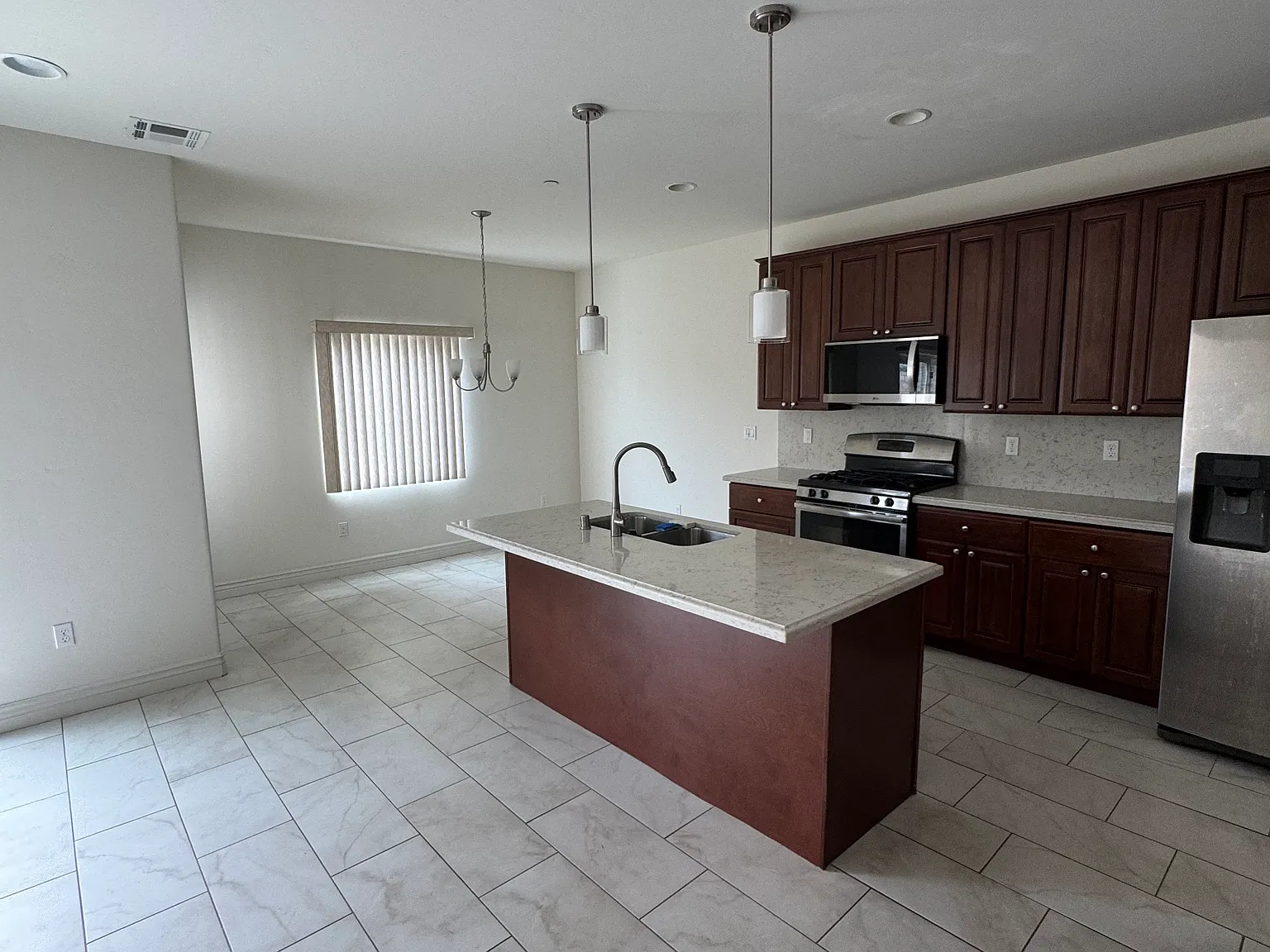 4 bed, 2464 sqft, $4,500 — Photo 2