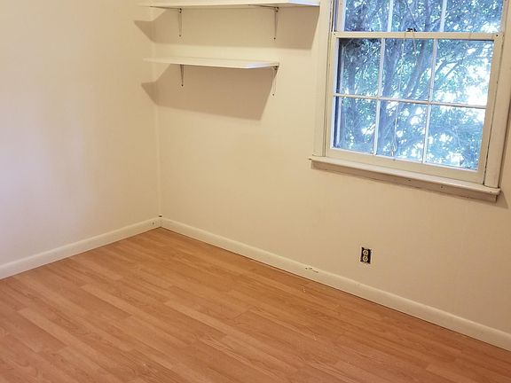 5th image of 2921 W Linden Ave