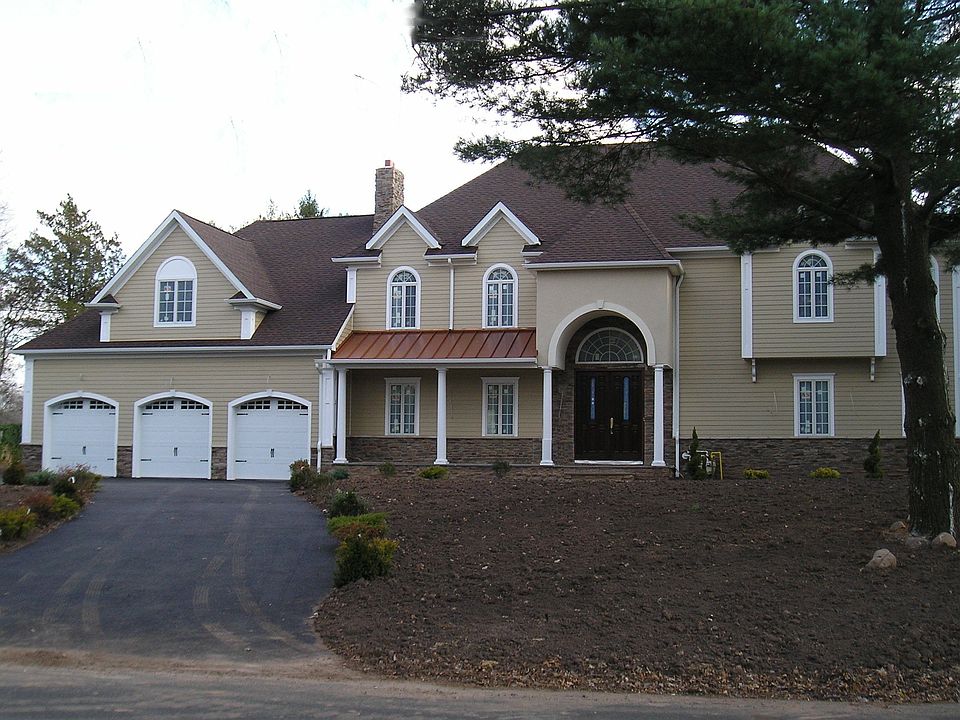 PROFESSIONALLY LANDSCAPE W/ CIRCULAR DRIVEWAY