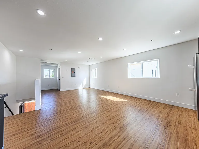 Luxury 3 & 4 Bed Townhomes | Walk to NoHo Arts District + Toluca Lake — Photo 29