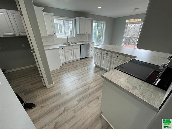 3rd image of 406 Essex St