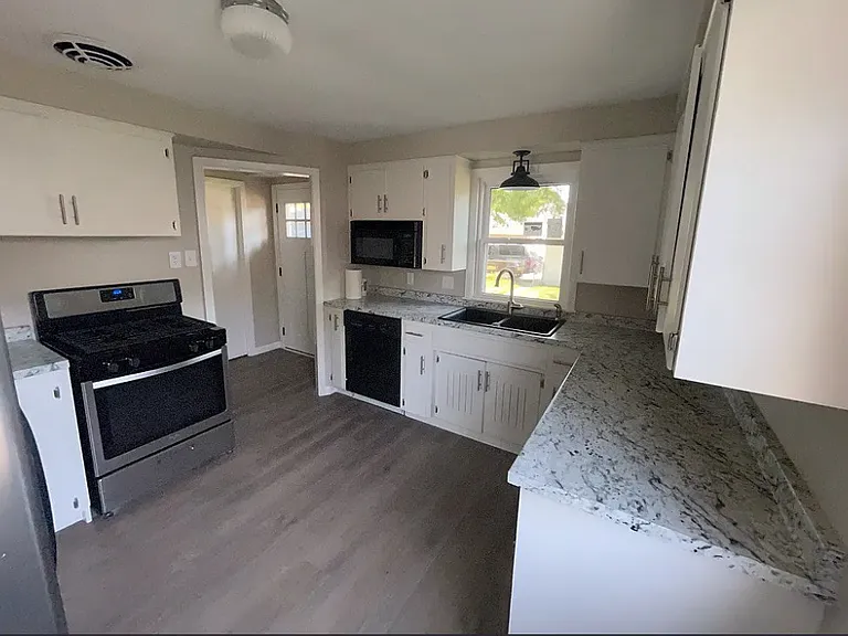 6015 Newton Ave S — Photo 8