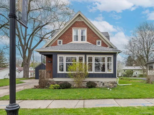 317 S Putnam St, Williamston, MI 48895