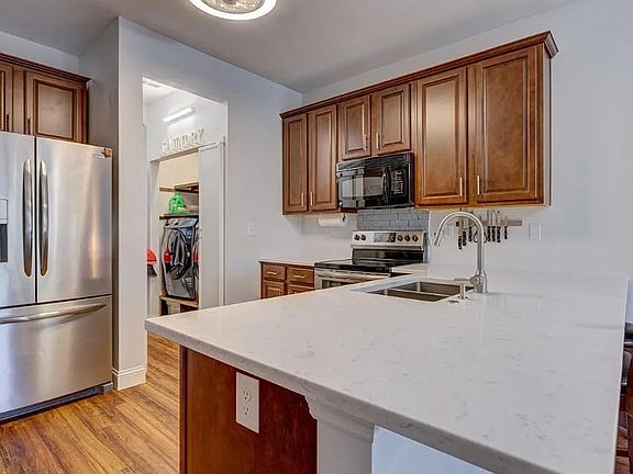 5th image of 52 Thornbury Dr