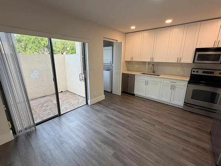 223 SE 11th Ave #223 — Photo 4