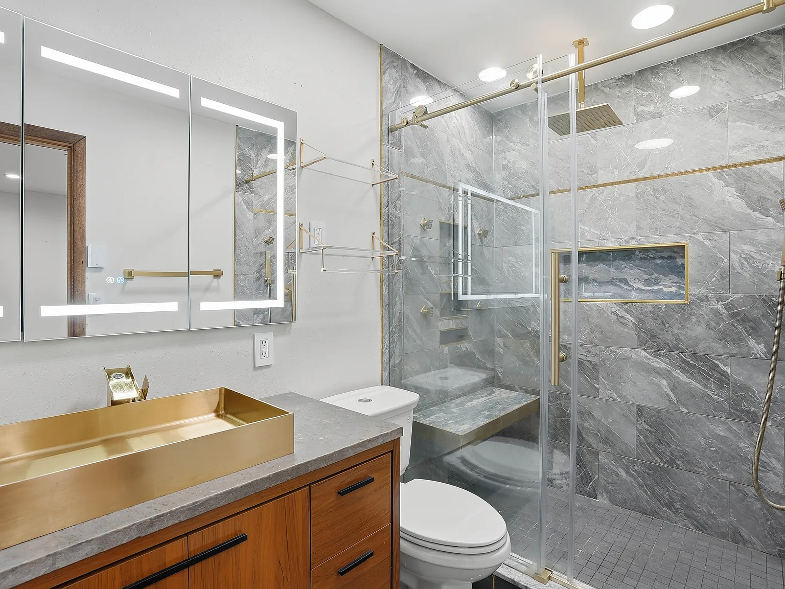 2 bed, 1000 sqft, $2,000 — Photo 2