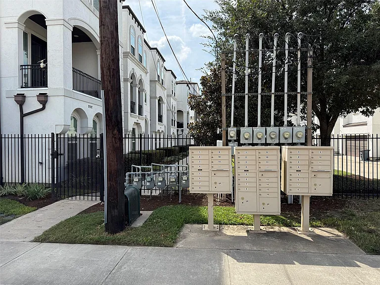 2724 Freund St — Photo 35