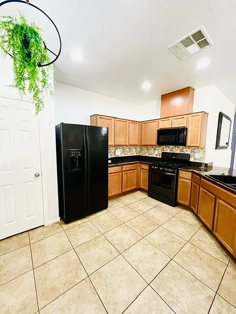 4 bed, 1840 sqft, $2,200 — Photo 3