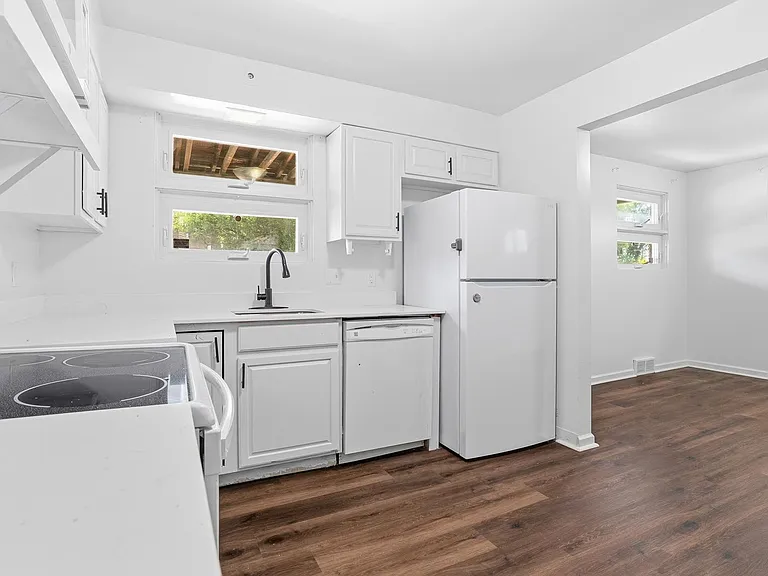 2046 Pioneer Ave — Photo 7