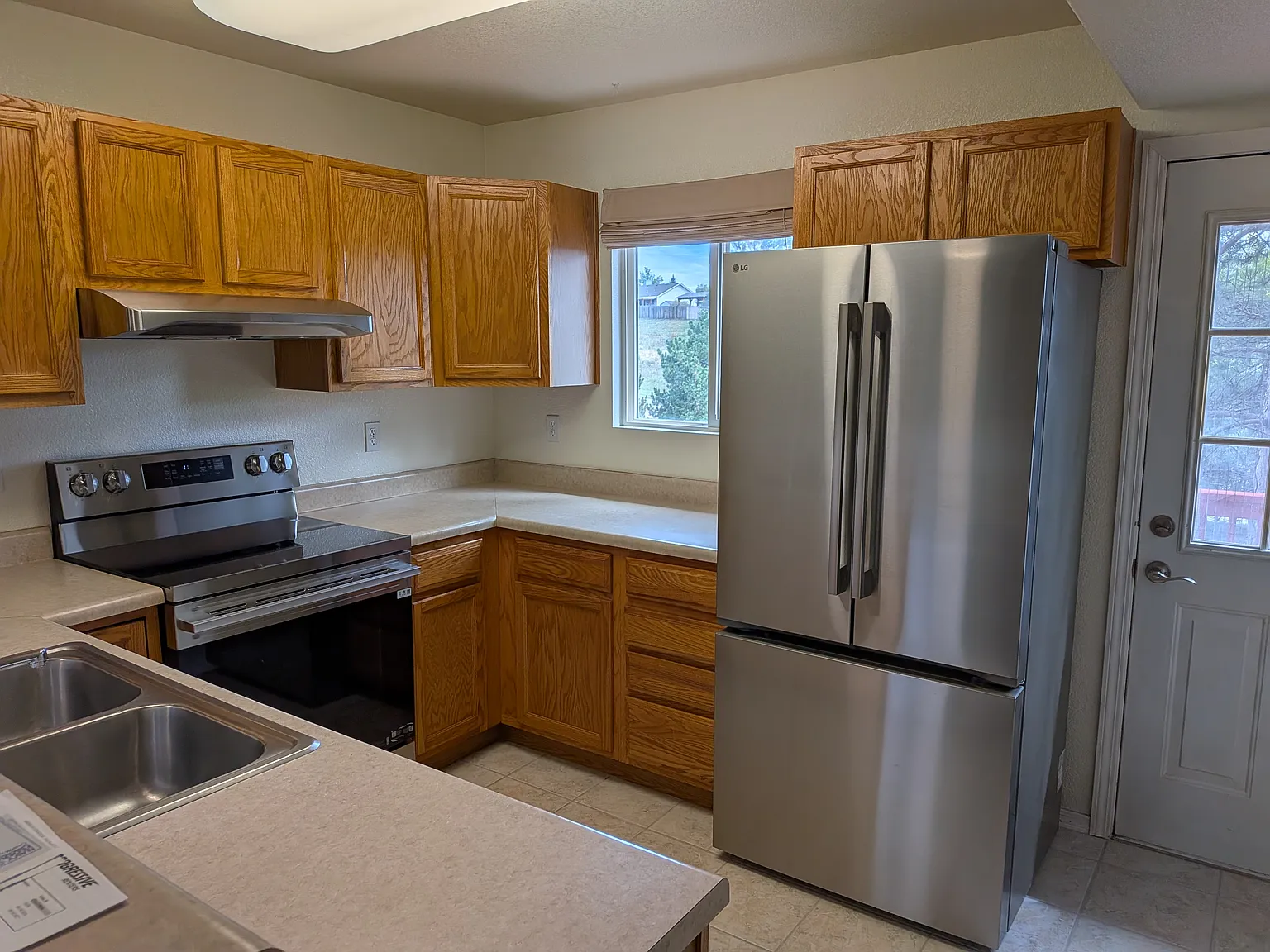 3 bed, 2.5 bath, 1500 sqft, $2,100 — Photo 2