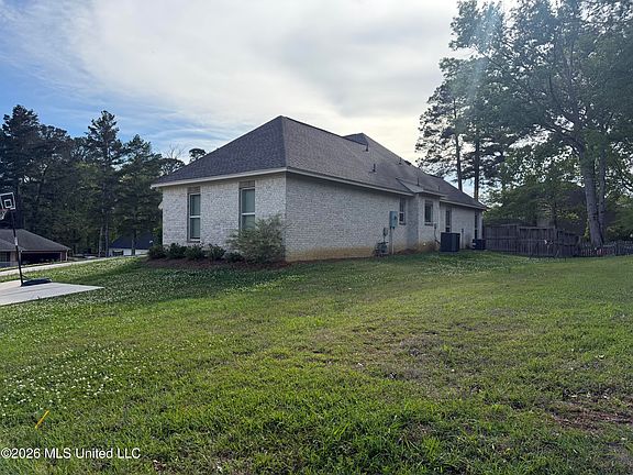 4th image of 580 Hickory Pl