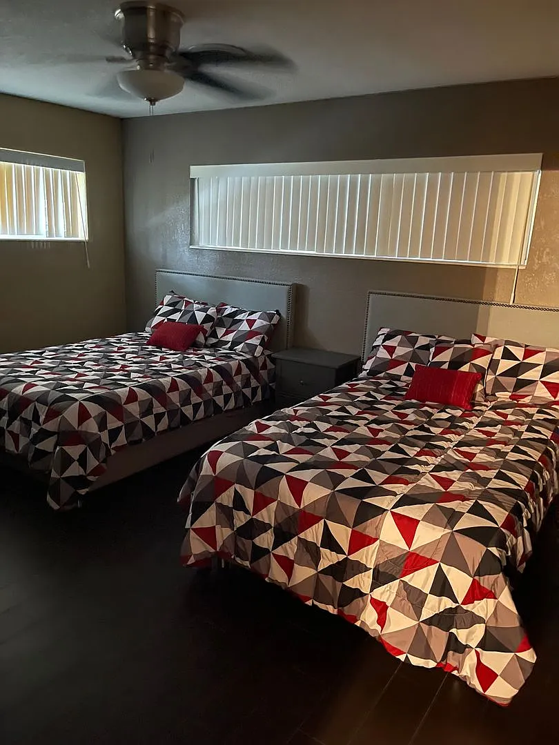 Spacious 5-Bedroom Home in the Heart of Melbourne | 3 Baths | Prime Location — Photo 4