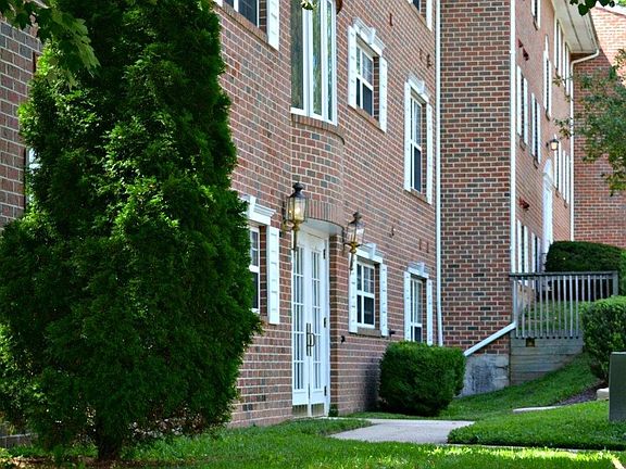 3rd image of 1622 Denise Dr APT D