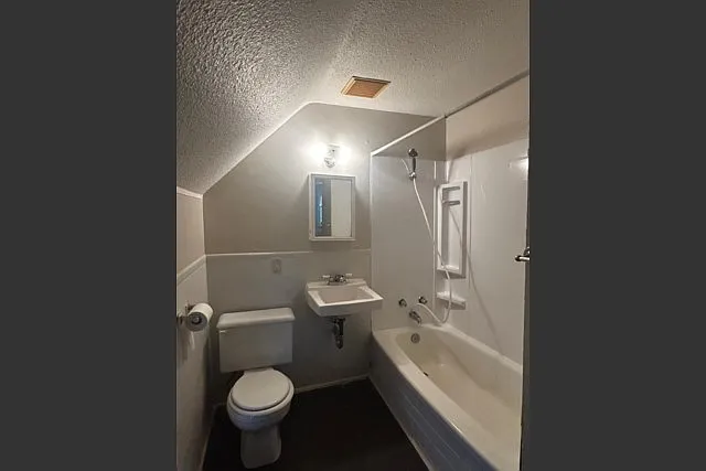 2 bed, $1,300 — Photo 2