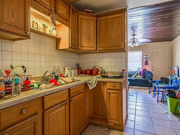 5th image of 4735 Cole St #A