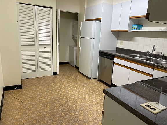 Eat-in Kitchen with washer and dryer!