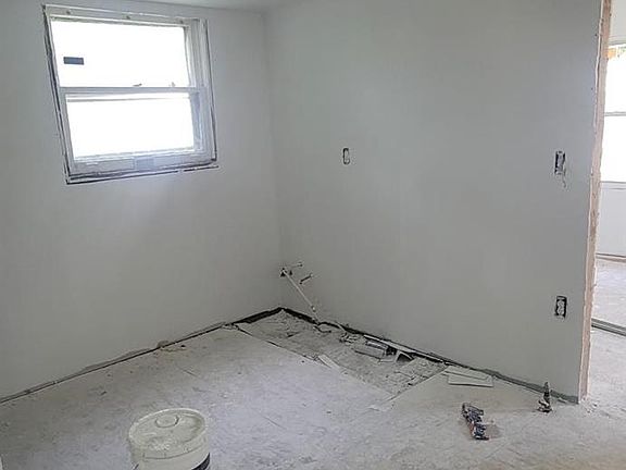 4th image of 14823 Heyden St