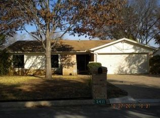 2411 Courtland Dr, Arlington, TX 76017