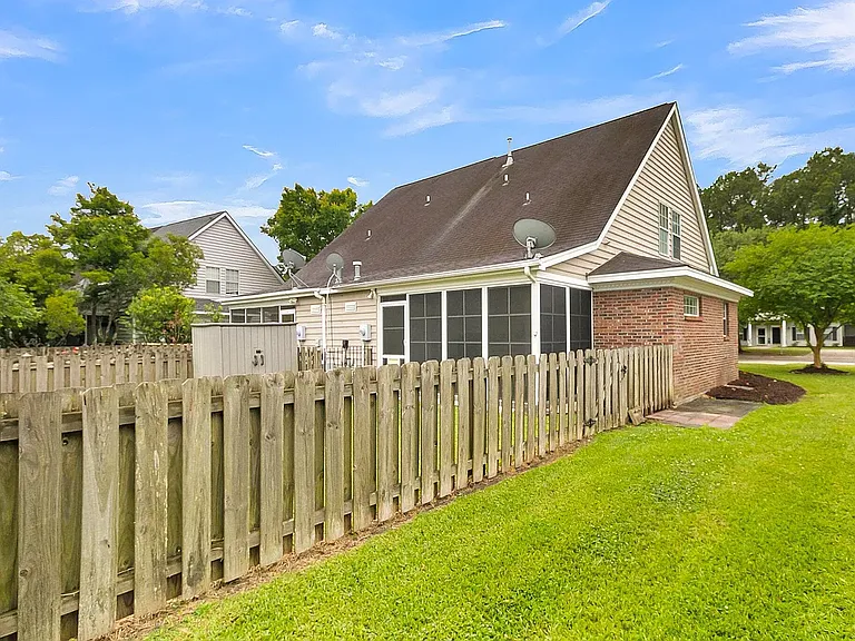 2117 Kings Gate Ln — Photo 30