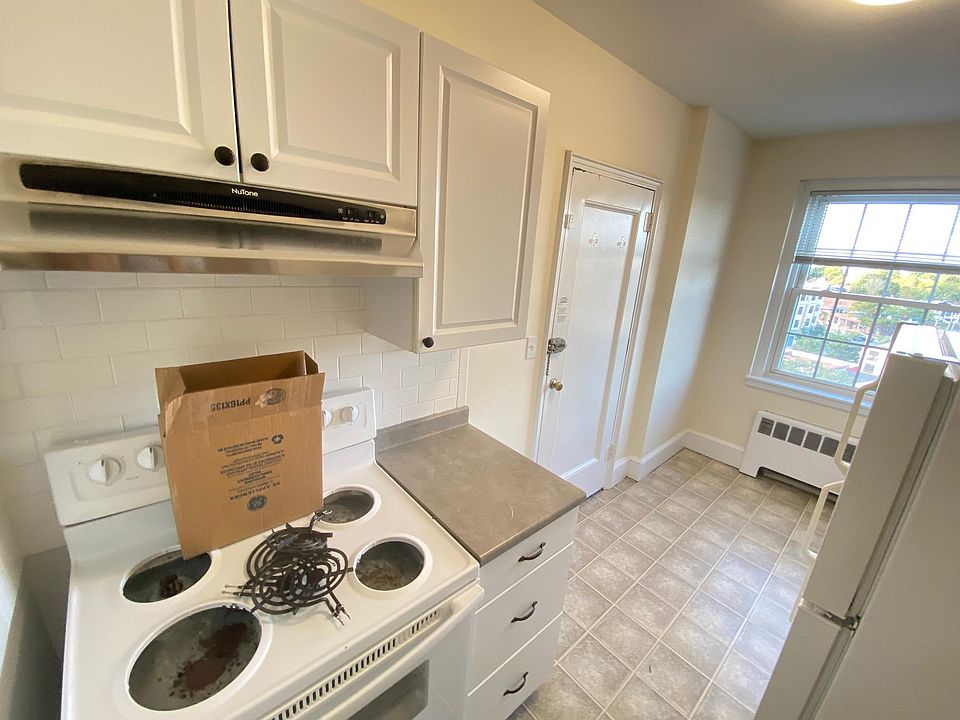 2nd image of 554 Belmont St #2