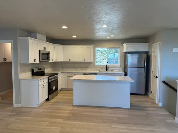 1771 NE 19th St, Lincoln City, OR 97367