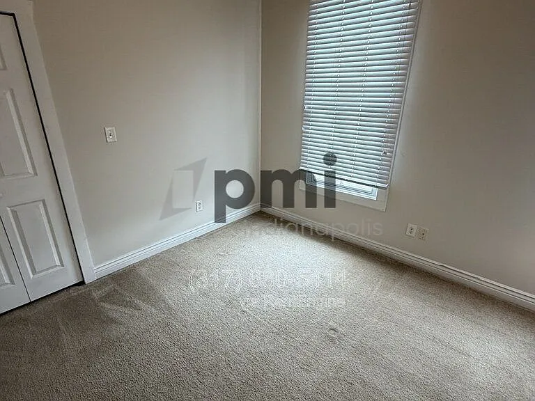 233 N East St — Photo 40