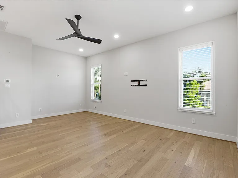 2204 Lou Ellen Ln — Photo 12