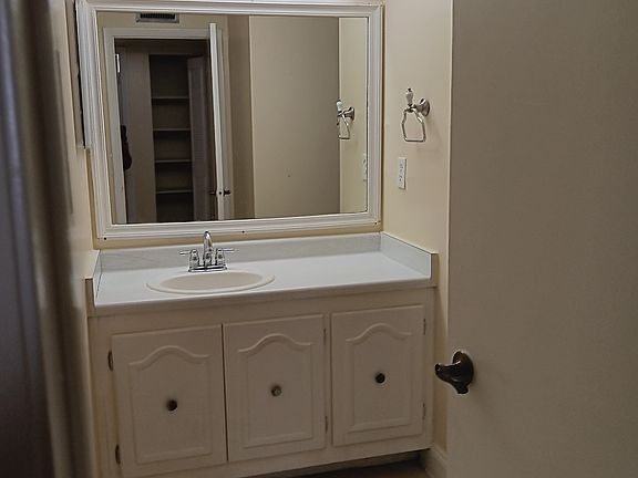 3rd image of 522 Orange Dr #1-31-1
