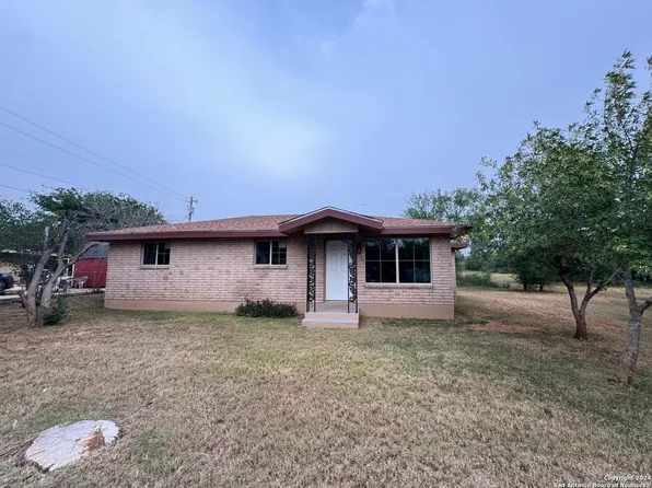 305 MOFFETT, Dilley, TX 78017