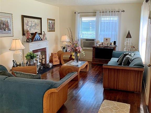 3rd image of 1837 Forest Hill Blvd
