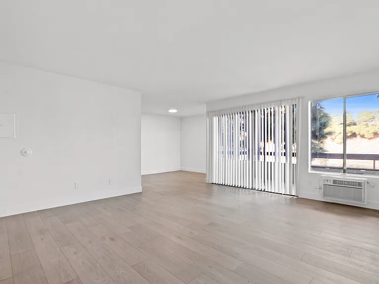 9400 Exposition — Photo 2