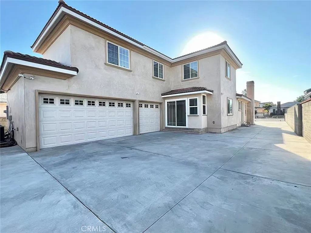 5 bed, 2425 sqft, $5,250 — Photo 1