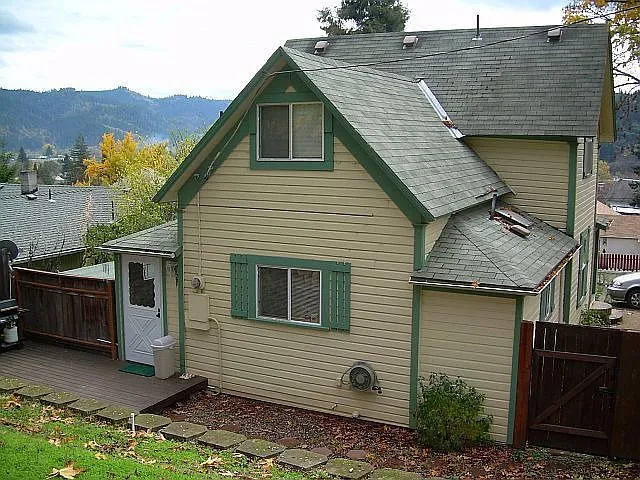 251 NW Heard St photo 1