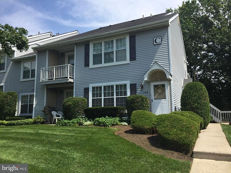 2nd image of 709 Sparrow Ln #D2