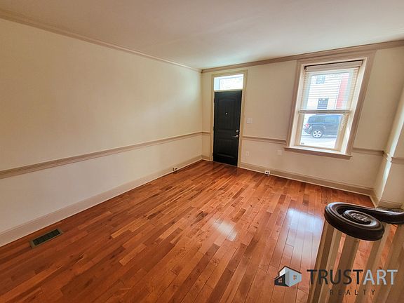 4th image of 3704 Calumet St #1
