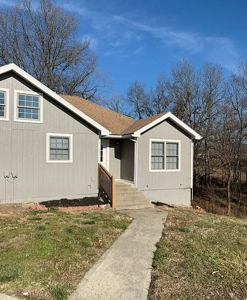 2 bed, 1100 sqft, $975 — Photo 2