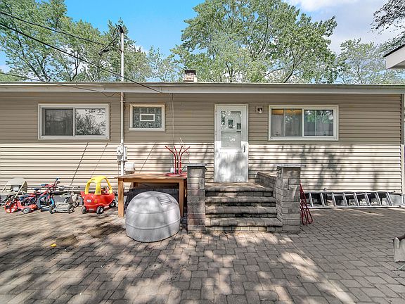 4th image of 22346 Clyde Ave