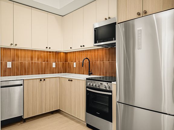 3rd image of 733 Lincoln Pl #1322