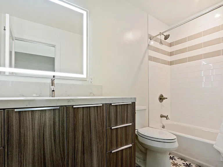 Woodcliff Apartments — Photo 10